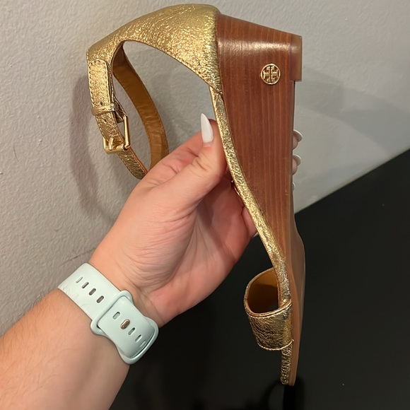 Tory Burch Gold Savannah Wedge- Sz 7.5 - Picture 6 of 8